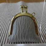 小さな皮革のジュエリーケース　淡いベージュ　線模様　型押し