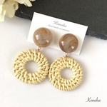 ミルクティーマーブル カボション＆ラタン 大ぶり ピアス／イヤリング