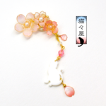 桜満開お座り白猫と揺れる花びらイヤーカフ
