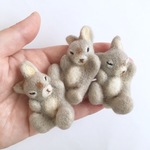 羊毛フェルト うさぎ の ブローチ