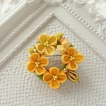 菜の花のリースのブローチ