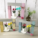  風そよぐ♪小窓の中のmini mini チューリップと小花たち🌷木製スタンド🌷