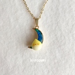 月とオカメインコのネックレス
