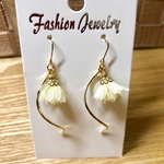 花のらせんピアス