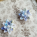 つまみ細工の花チャームホワイト×ブルー2個セット