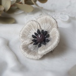 アネモネの刺繍ブローチ  立体刺繍［白鼠］