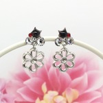 お花が揺れる猫ピアス（くろねこ・ビジュー）