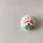 【刺繍ブローチ】- 丘の上のおうち -
