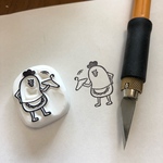 ハンガー持って諭すにわとりかあさんのはんこ