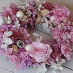 プリザーブドフラワーの華やかピンクリース