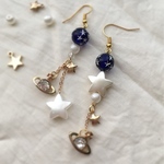 ゆらゆら揺れる土星のピアス