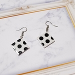 白に黒のドットピアス しかく