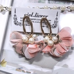 桜色シフォンフラワーピアス／アレルギー対応のチタンポスト