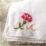 母の日限定「カーネーションイニシャル刺繍ハンカチ」