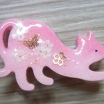 ◇131　桜色　🐈伸び猫のブローチ