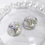 ドライフラワーとパールを閉じ込めたレジンピアス/イヤリング