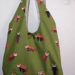 レッサーパンダ柄のリバーシブルショッピングバッグ