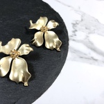 おおぶり フラワー ゴールド ピアス