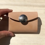 【コンチョ変更可能】サドルレザーのコンパクトウォレット  ナチュラル 生成り 革 本革 レザー