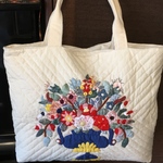 花のアップリケのトートバッグ