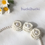 手編みの薔薇とパールのネックレス