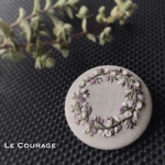 花かんむりの刺繍ブローチ(紫)