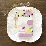 【ケースとお揃い☆壁紙に使えるデータ付き】名入れ　フルーツとお花のケーキ 手帳型スマホケース　パープル系　ストラップ付き