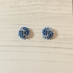 小さいつまみ細工ピアス