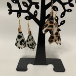 ヒョウ柄タッセルのフックピアス