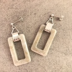 再再…販❣️大ぶりピアス♡大ぶりイヤリング♡アクリルグレーマーブル✖️シルバー