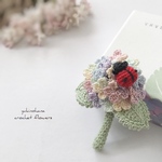 小さなブローチ〜てんとう虫が停まった紫陽花（多彩）