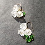 幸福を運ぶ花すずらんとグリーンリーフピアス/イヤリング