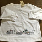 手刺繍ブラウス…花が好き猫ちゃん1000円　お値引きしました