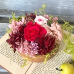 ♡母の日におすすめ♡ コロンと可愛らしい2色のバラのアレンジ　母の日ギフト　ウェディング　結婚祝　お誕生日お祝い　フラワーギフト　プリザーブドフラワーフラワーギフト