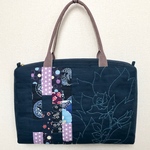 パッチワークと花の刺繍のバッグ（和柄／ネイビー）
