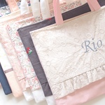 ※４月以降お届けの可能性有※フリルのお名前刺繍レッスンバッグ【納期：2週間～1か月半後】