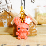 【受注制作】あみぐるみ・SSサイズの豆ウサギちゃん☆お花付き（約3cm）／サーモンピンク・カニカン付きストラップ