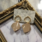 ねじりリング×ベージュひし形アクリルプレートチタンピアス