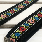 30mm幅・斜め掛け用ショルダーストラップ★黒ベルト×手刺繍風・花模様チロリアン