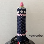 ピンクいちごのテニスラケットのグリップカバー（紺色水玉）