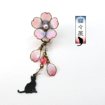 桜とお座り黒猫金古美片耳イヤーカフ