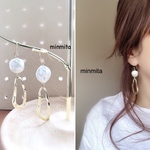 ✴︎再×2販売✴︎淡水パールと変形フープゴールドピアス