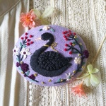 刺繍ブローチ★ブラックスワンとお花の森