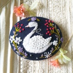 刺繍ブローチ★ホワイトスワンとお花の森