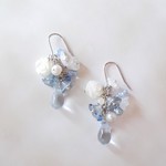 白ばらと青い小花のピアス(イヤリング）　淡水パール