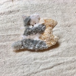グレー×白ねことメロンパンのブローチ