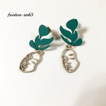 個性的リーフとマットすまし顔ピアス