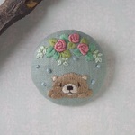 くまさんと薔薇のアーチ　刺繍ブローチ