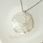 特大ホワイトシェル（薔薇）☆サージカルステンレスロングネックレス70ｃｍ*N8