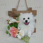 羊毛フェルト 犬 ふわふわポメラニアンの壁掛けウッドフェンスブーケ
